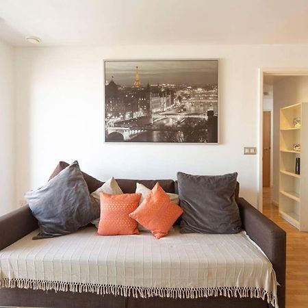 Room With Private Bathroom In A Modern Two Bedroom Two Bathroom Flat London Eksteriør billede