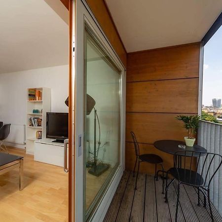 Room With Private Bathroom In A Modern Two Bedroom Two Bathroom Flat London Eksteriør billede