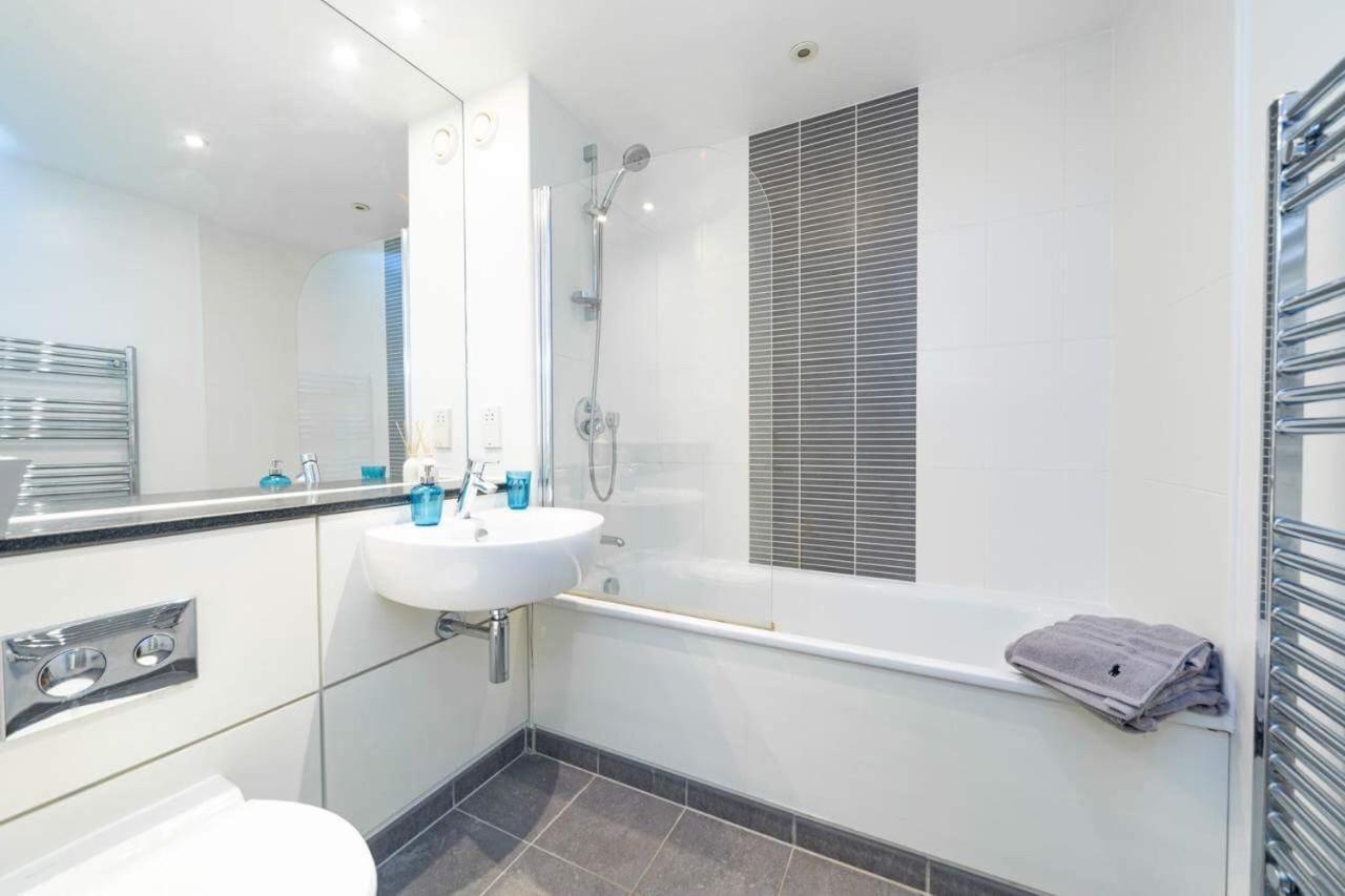 Room With Private Bathroom In A Modern Two Bedroom Two Bathroom Flat London Eksteriør billede