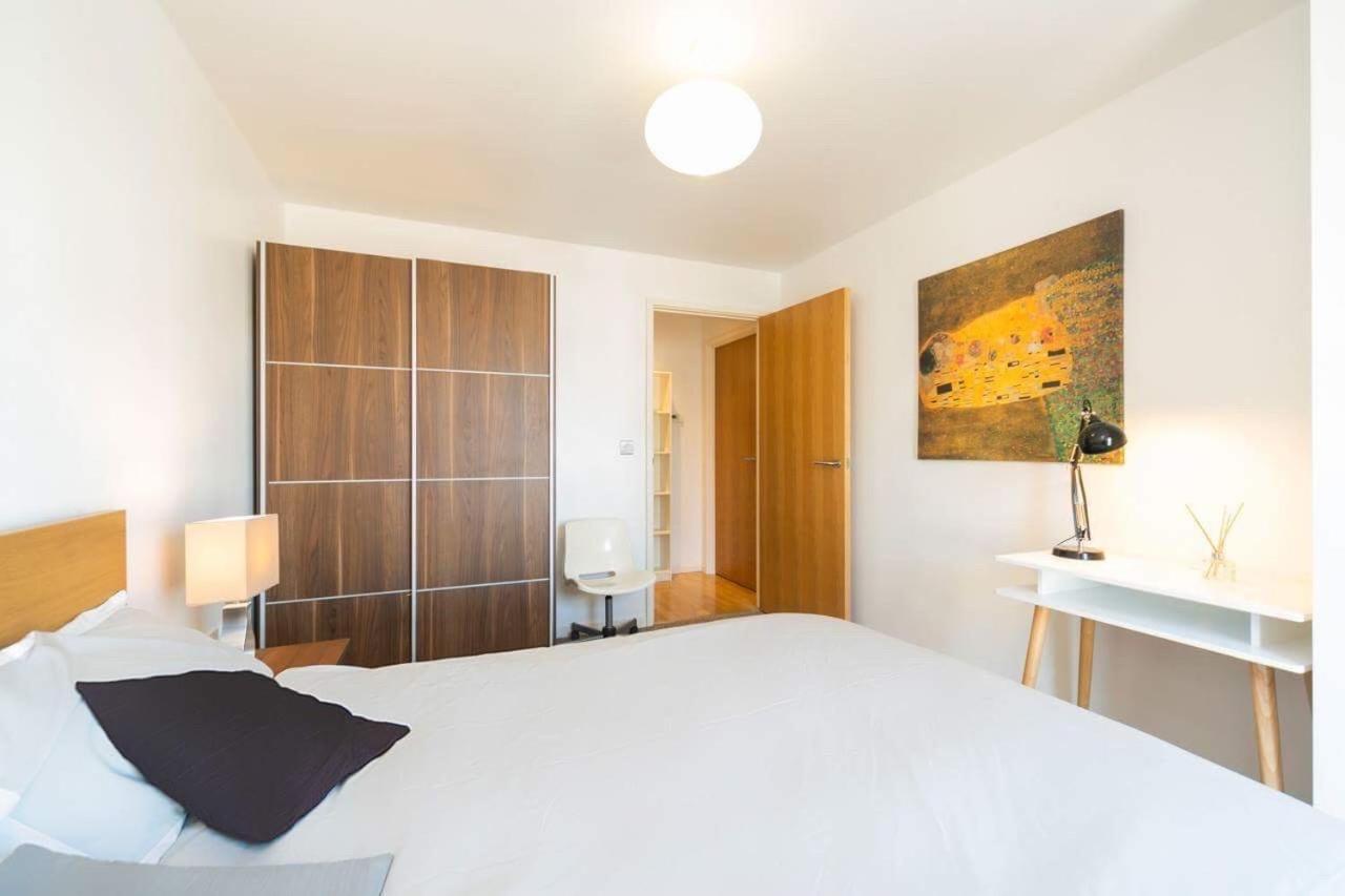 Room With Private Bathroom In A Modern Two Bedroom Two Bathroom Flat London Eksteriør billede