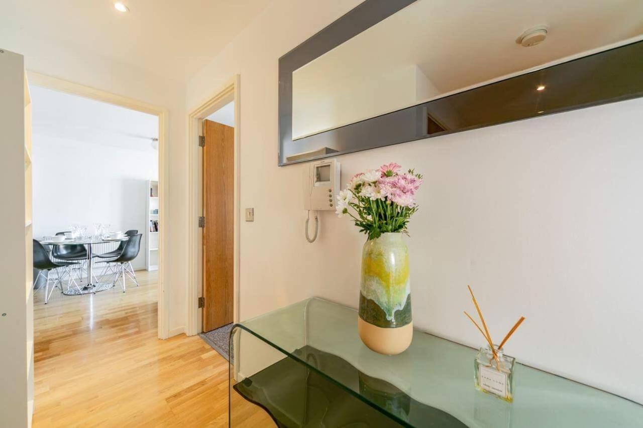 Room With Private Bathroom In A Modern Two Bedroom Two Bathroom Flat London Eksteriør billede