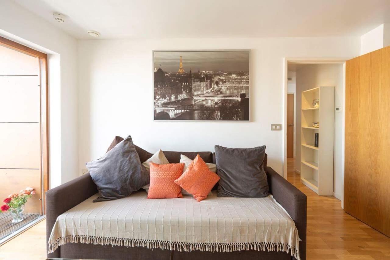 Room With Private Bathroom In A Modern Two Bedroom Two Bathroom Flat London Eksteriør billede