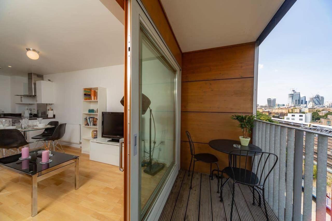 Room With Private Bathroom In A Modern Two Bedroom Two Bathroom Flat London Eksteriør billede