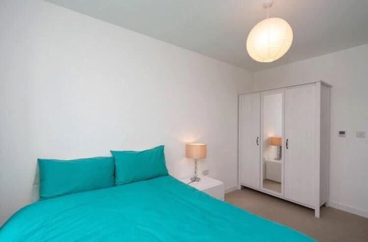 Room With Private Bathroom In A Modern Two Bedroom Two Bathroom Flat London Eksteriør billede