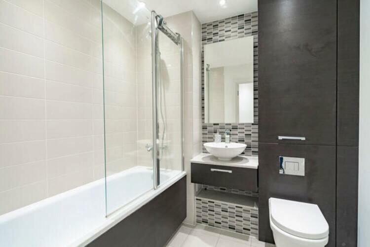 Room With Private Bathroom In A Modern Two Bedroom Two Bathroom Flat London Eksteriør billede